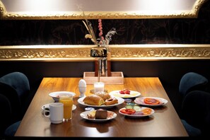 Dagelijks ontbijtbuffet (DKK 199 per persoon)