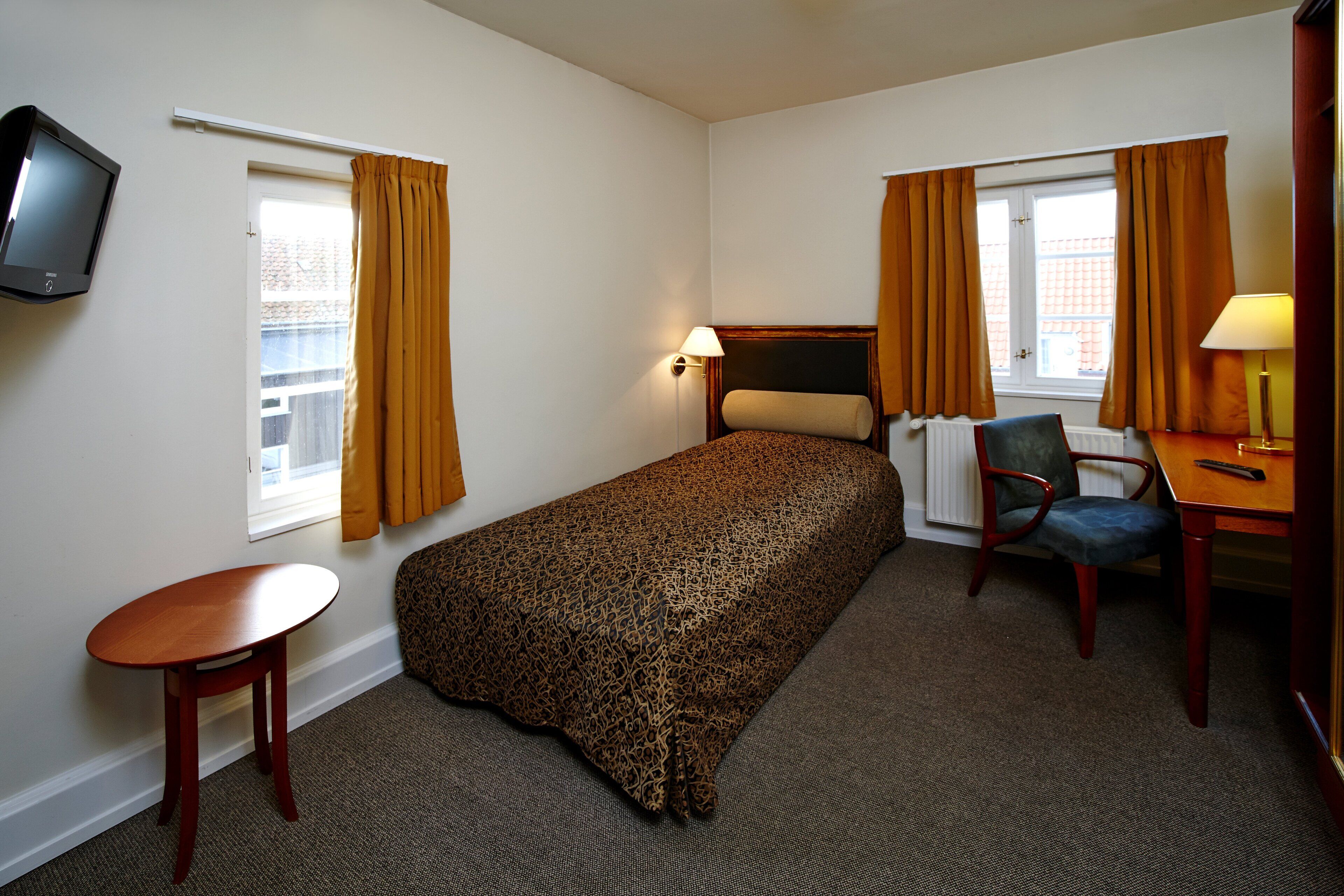 Bureau, fer et planche à repasser, Wi-Fi gratuit, draps fournis