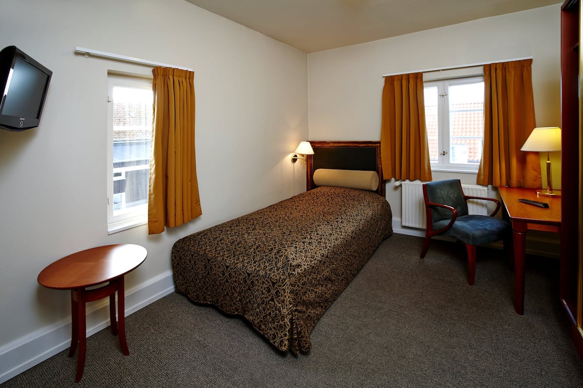 Comfort Single Room | Desk, iron/ironing board, free WiFi, bed sheets