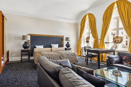 Escritorio, tabla de planchar con plancha, wifi gratis y ropa de cama . Hotel Ringkjøbing