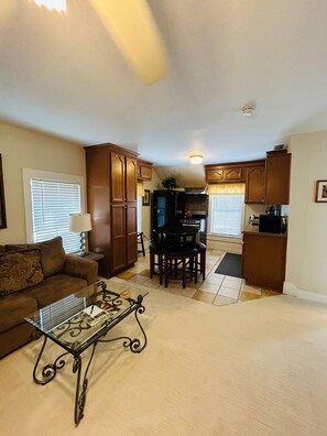 Departamento, baño privado (Coach House Quarters) | Cocina privada | Máquina de hielo 