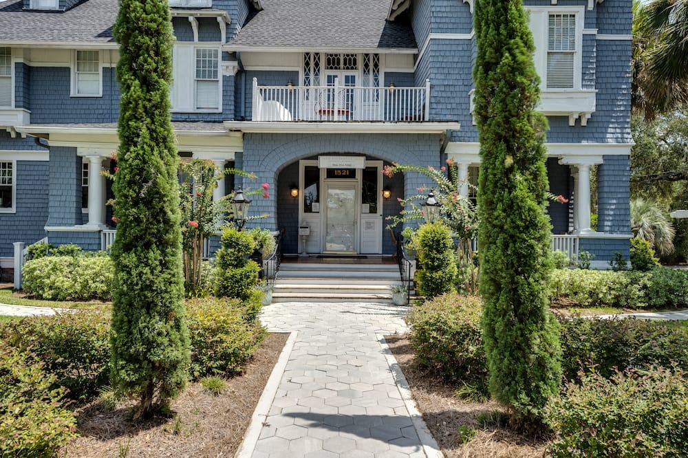 Riverdale Inn