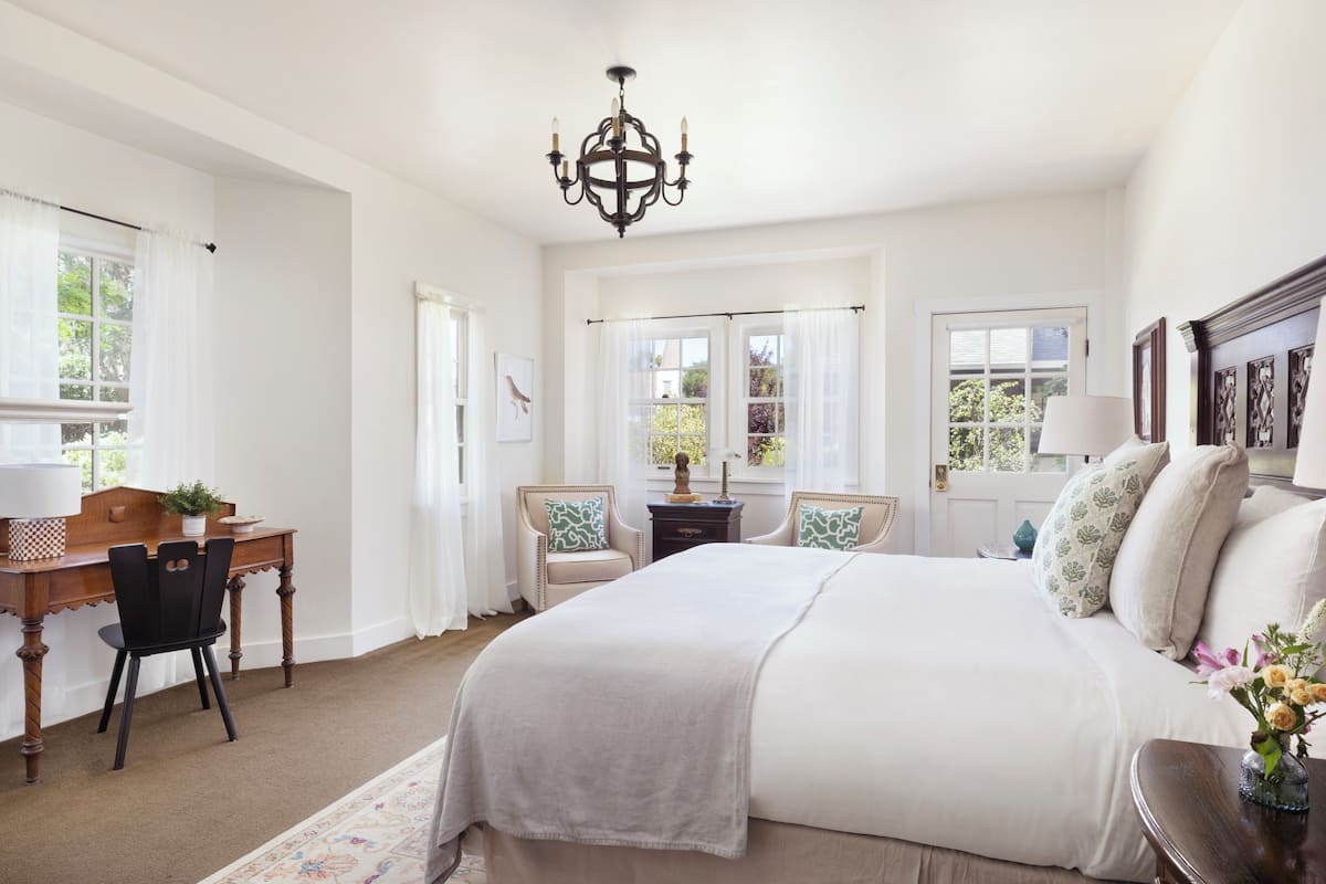Premier Room, 1 King Bed, Fireplace | Premium bedding, individually decorated, individually furnished