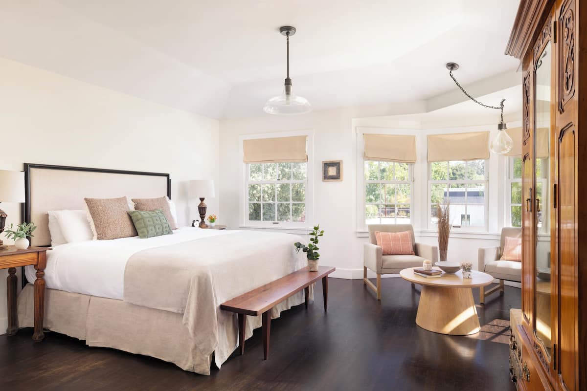 Premier Room, 1 King Bed, Corner | Premium bedding, individually decorated, individually furnished