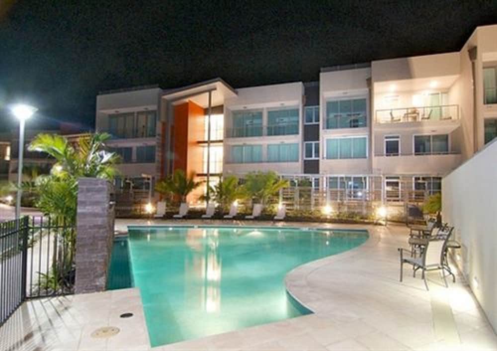 Peninsula Airlie Beach by null