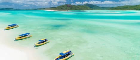 Una playa cerca, arena blanca