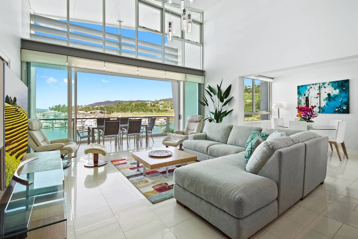 3 Bedroom 2 Bathroom Waterfront Apartment | Coin séjour