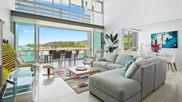 3 Bedroom 2 Bathroom Waterfront Apartment | Living area