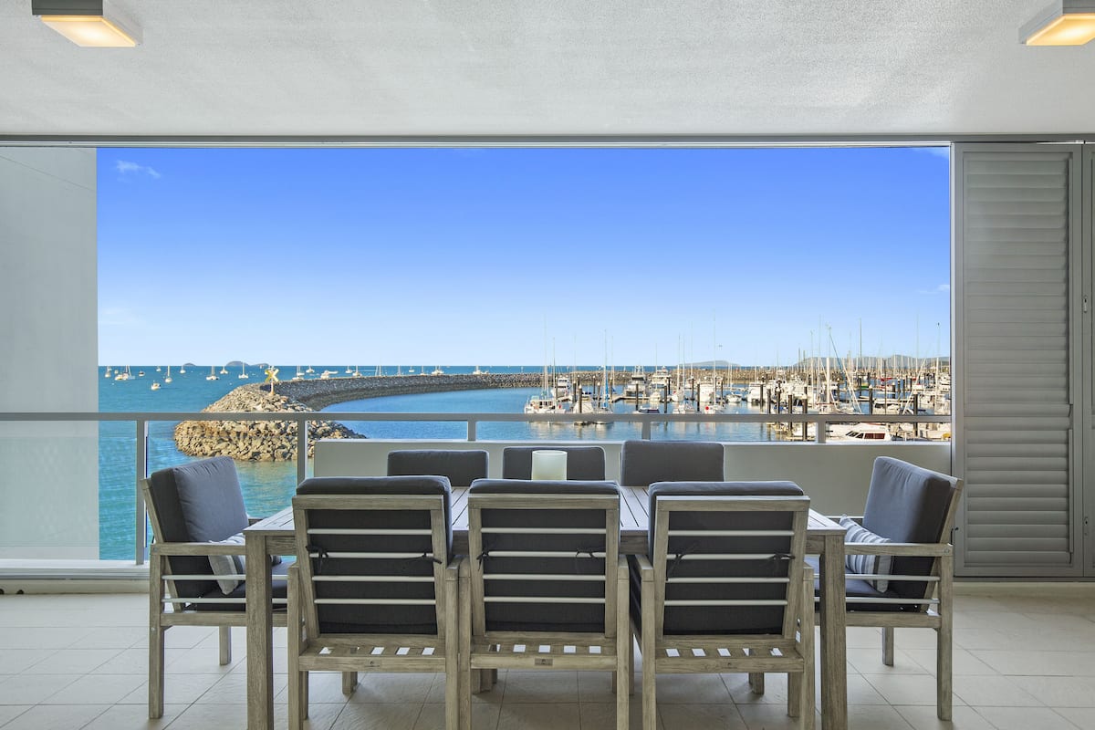 2 Bedroom 2 Bathroom Superior Waterfront Apartment | Balkon