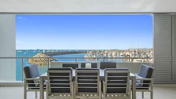 2 Bedroom 2 Bathroom Superior Waterfront Apartment | Parveke