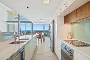 Full-size fridge, microwave, oven, stovetop