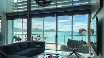 3 Bed 3 Bath Executive Deluxe Penthouse Apartment | Living area