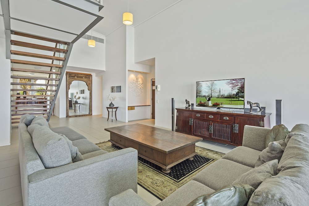 Peninsula Airlie Beach by null