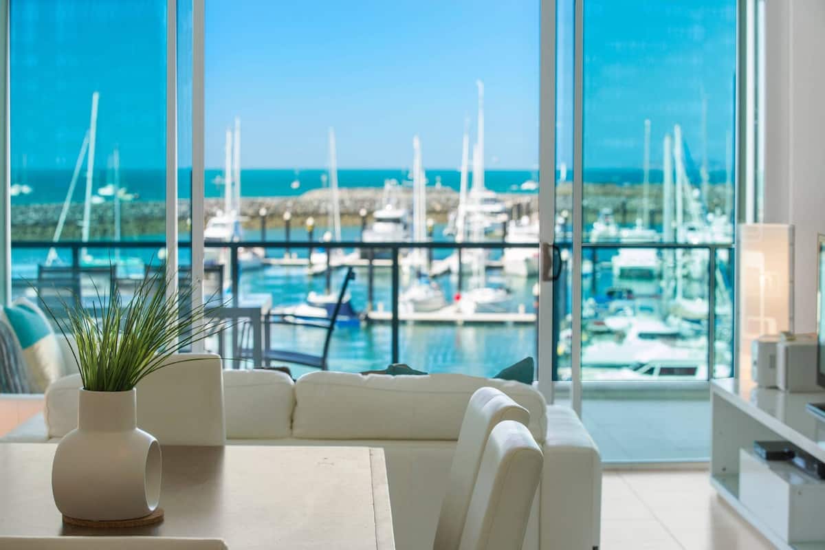 2 Bedroom 2 Bathroom Waterfront Apartment | Vue de la chambre