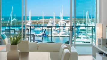2 Bedroom 2 Bathroom Waterfront Apartment | Vista do quarto