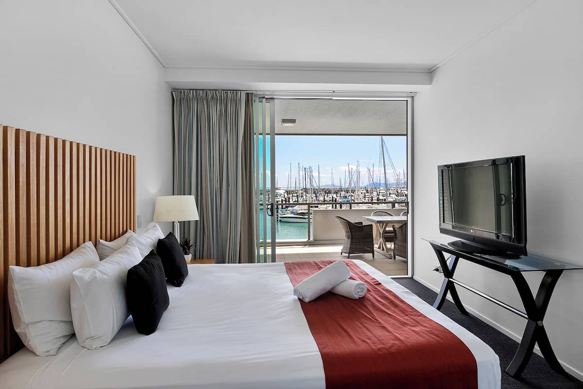 3 Bedroom 2 Bathroom Waterfront Apartment | 2 間臥室、埃及棉床單、高級寢具、羽絨被