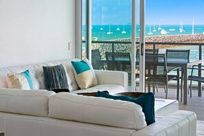 2 Bedroom 2 Bathroom Waterfront Apartment | Área de estar | TV de tela plana, DVD player