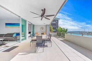 2 Bedroom 2 Bathroom Waterfront Apartment | Terraço/pátio