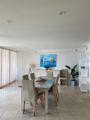 Superior Apartment, 3 Bedrooms, Ocean View | In-room dining