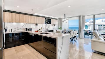 Luxury Penthouse, Ocean View | Private kitchen