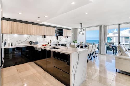 Penthouse de lujo, vista al océano | Cocina privada | Refrigerador con congelador, microondas, horno y parrilla de estufa