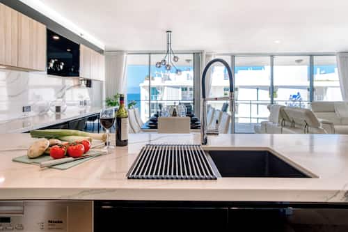 Penthouse de lujo, vista al océano | Cocina privada | Refrigerador con congelador, microondas, horno y parrilla de estufa