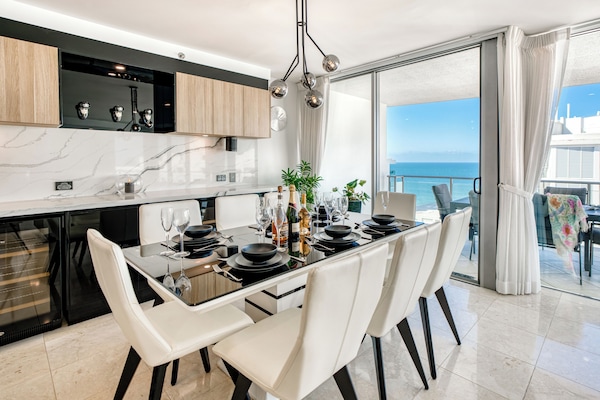 Sub Penthouse Luxury Three Ensuite | In-room dining