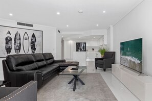 Loftsleilighet – deluxe, 3 soverom | Oppholdsområde | Flatskjerm-TV og DVD-spiller