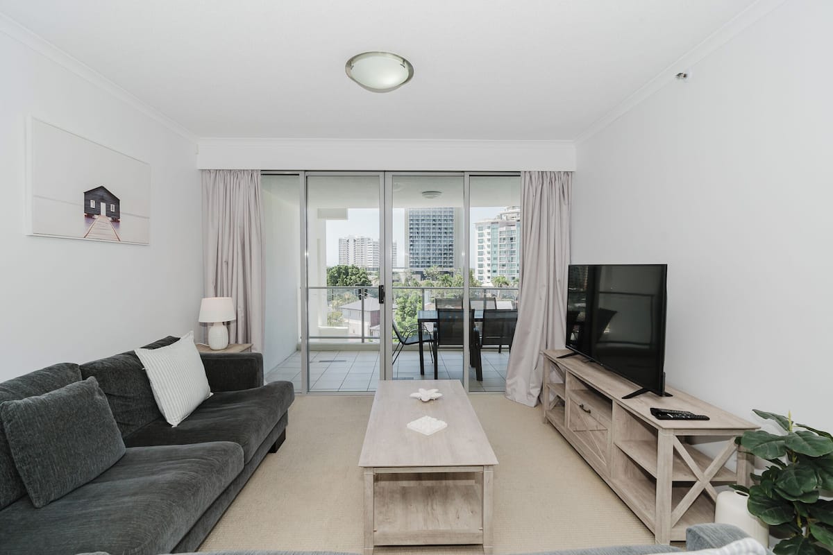 2 Bedroom 2 Bathroom Apartment | Zona de estar | Una televisión de pantalla plana, un reproductor de DVD