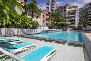 Outdoor pool, pool loungers - Trilogy Surfers Paradise (Surfers Paradise)