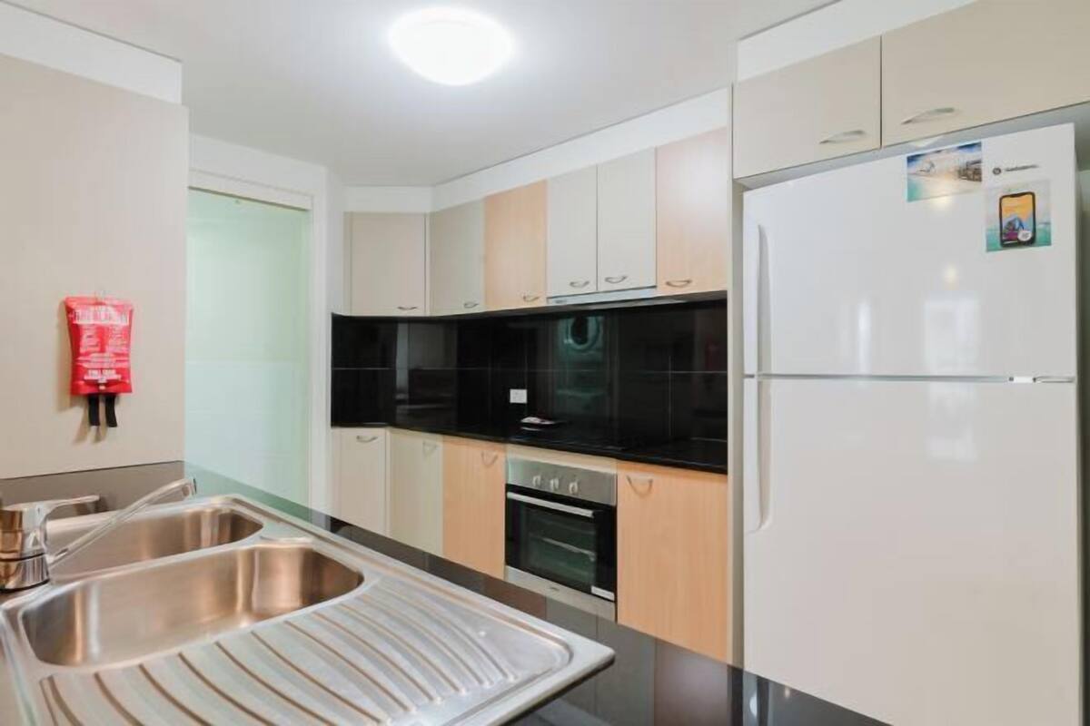 Cocina privada | Frigorífico, microondas, horno y placa de cocina