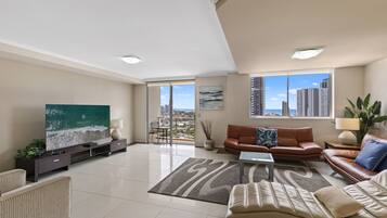 3 Bedroom 2 Bathroom Sub Penthouse | Área de estar | TV de tela plana, DVD player