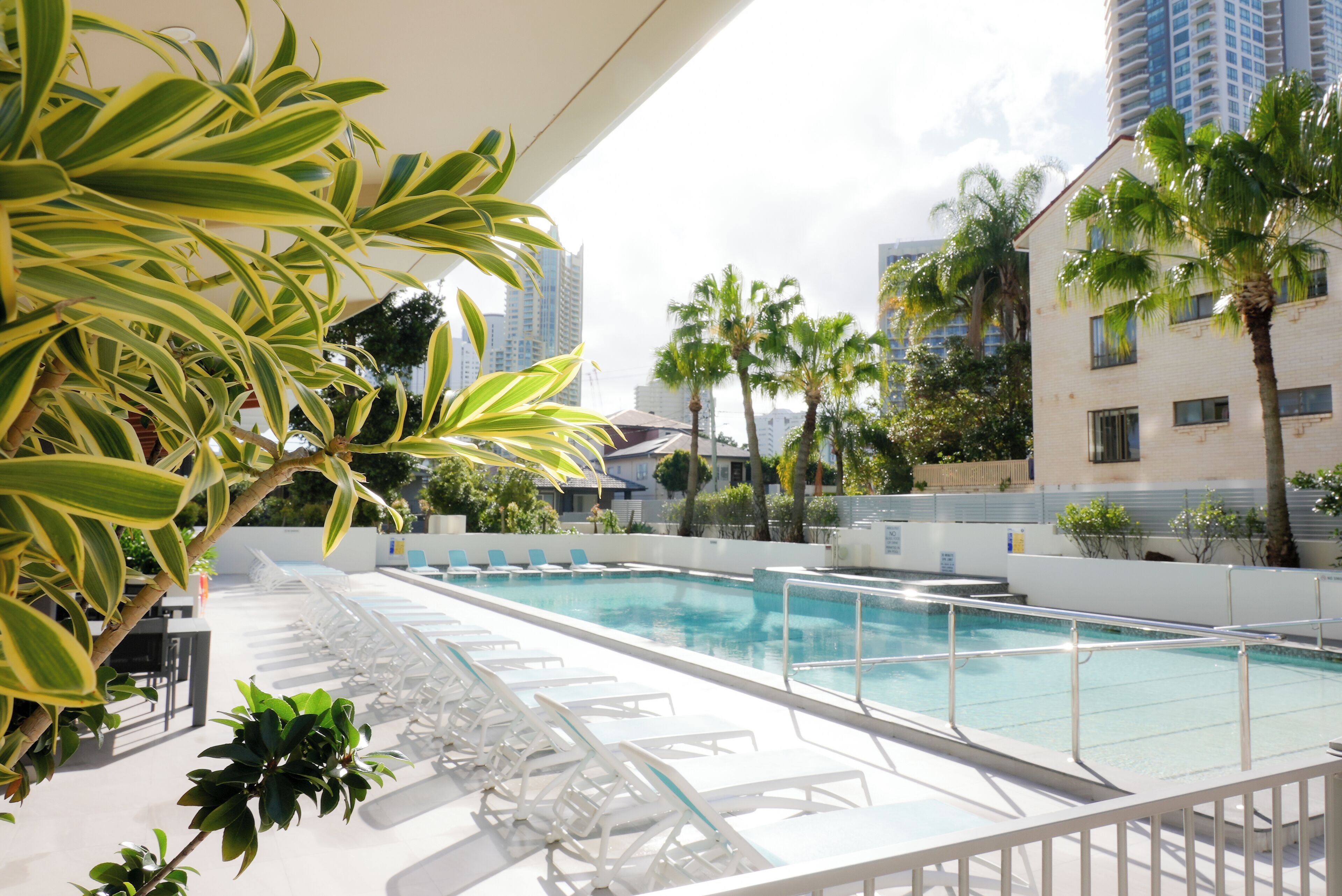 Piscine extérieure, chaises longues