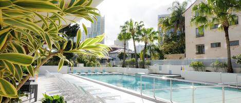 Utendørsbasseng og solsenger