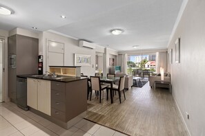 1 Bedroom 1 Bathroom Apartment | Private kitchen | Fridge, microwave, oven, stovetop - Trilogy Surfers Paradise (Surfers Paradise)