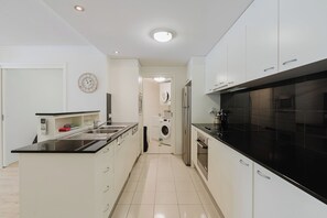 2 Bedroom 1 Bathroom Apartment | Eget kjøkken | Kjøleskap, mikrobølgeovn, ovn og kokeplater