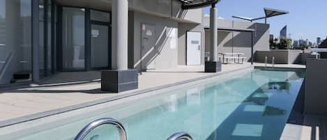 Una piscina techada, una piscina al aire libre