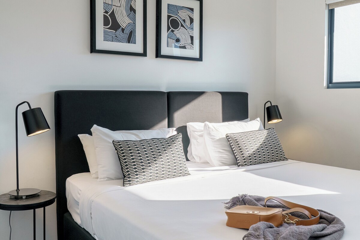 Apartment, 3 bedrooms | Premium bedding, laptop workspace, soundproofing, iron/ironing board
