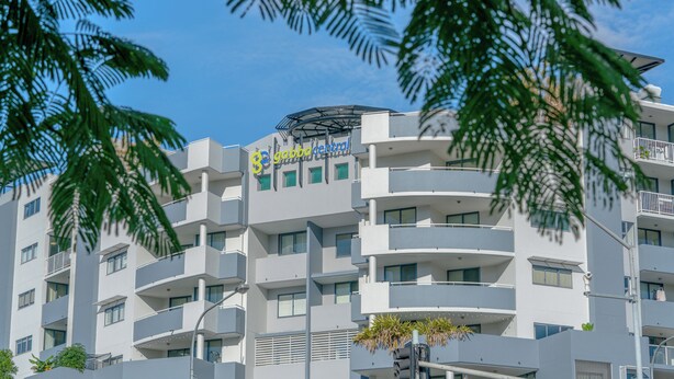A multi-story hotel with balconies and a sign reading 'gabbba central'. - Gabba Central Apartments (Woolloongabba)