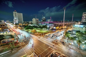 A city intersection with multiple lanes, traffic lights, and vehicles. - Gabba Central Apartments (Woolloongabba)
