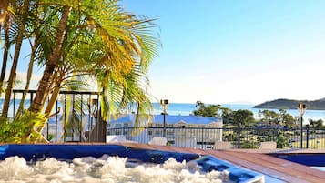 2 piscines extérieures, parasols de plage, chaises longues