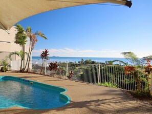 2 Außenpools, geöffnet von 07:00 Uhr bis 21:00 Uhr, Sonnenschirme