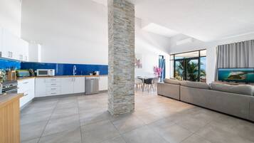 Apartamento superior, 4 quartos | Área de estar | TV 0 polegadas com canais digitais