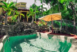 4 つの屋外プール、プール パラソル、サンラウンジャー