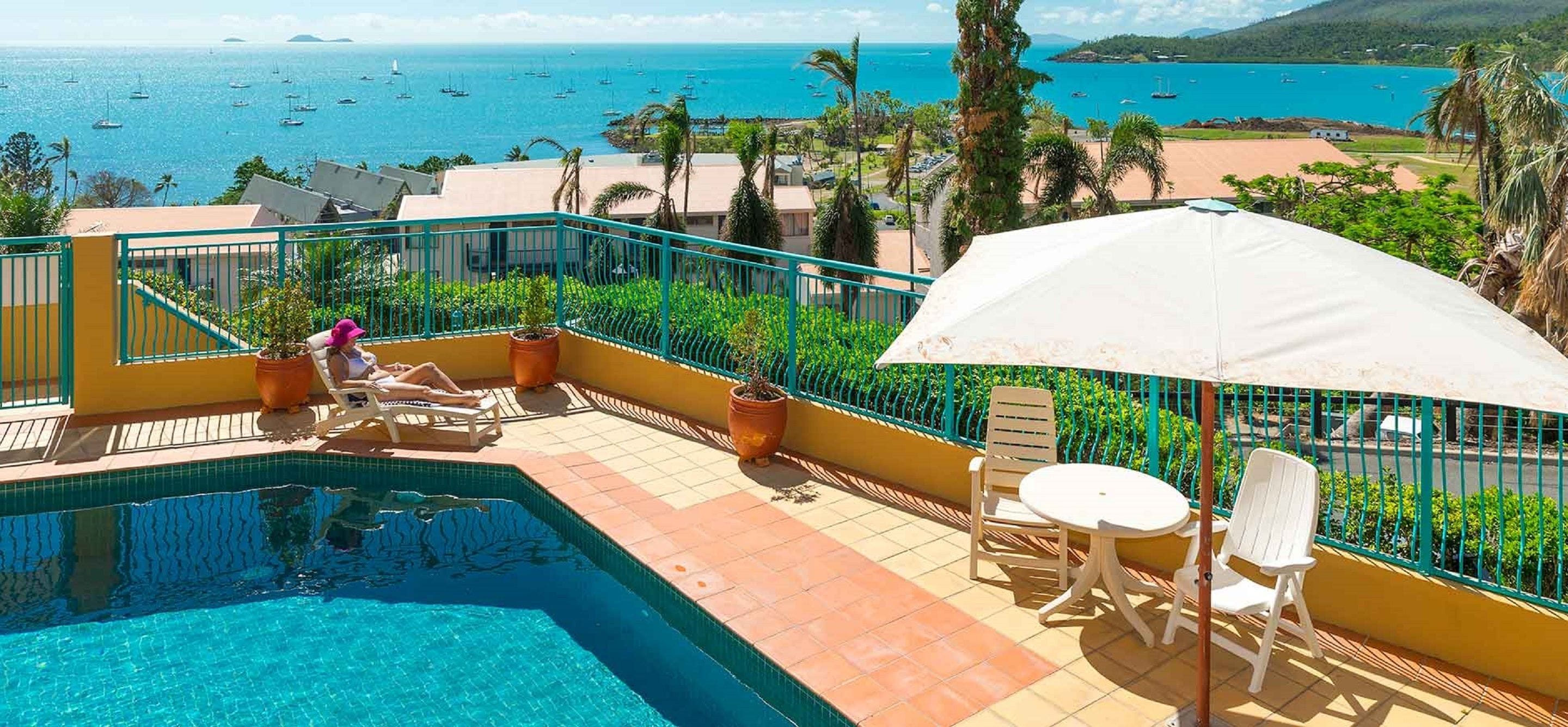 4 outdoor pools, pool umbrellas, pool loungers