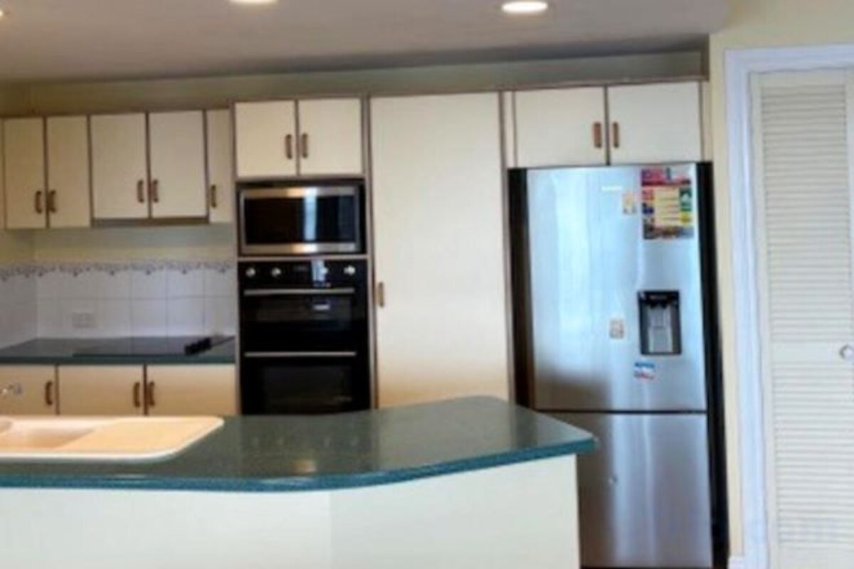 Private kitchen | Coffee/tea maker, full-size fridge, microwave, oven