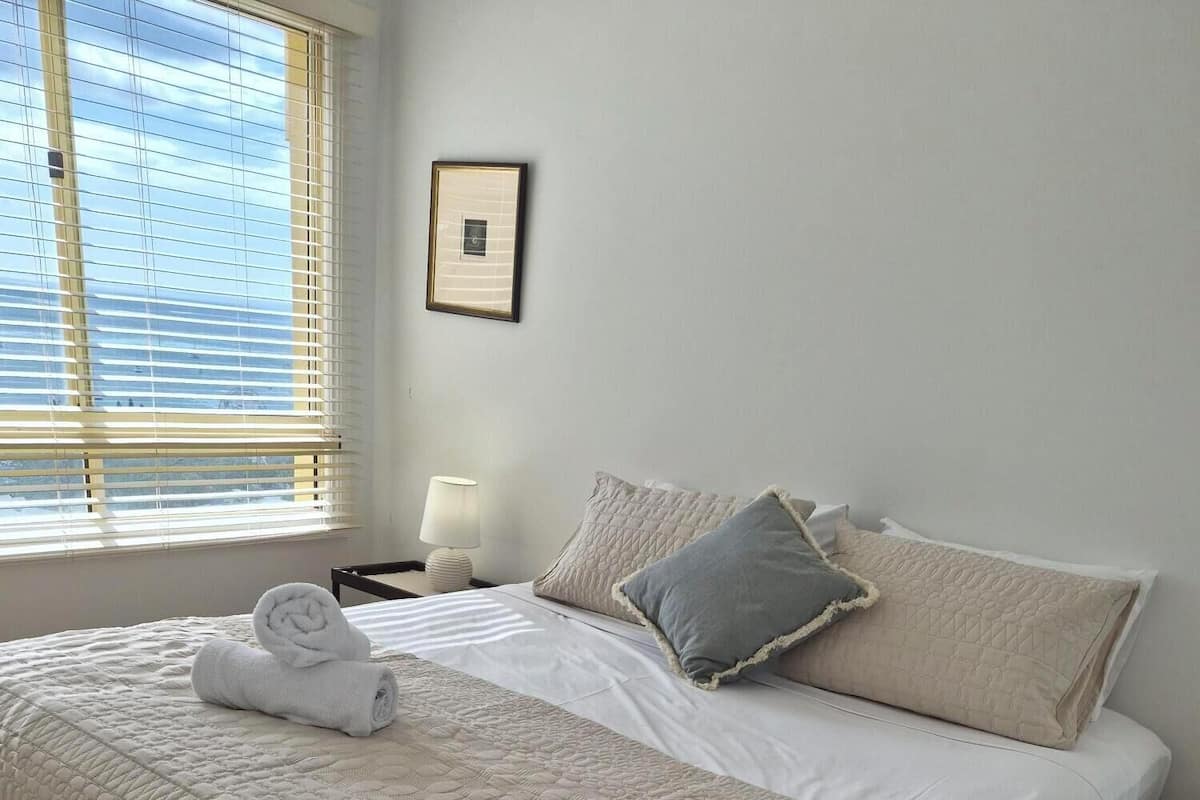 Departamento Confort, balcón, vista al mar | 1 habitación, ropa de cama de alta calidad y cortinas blackout