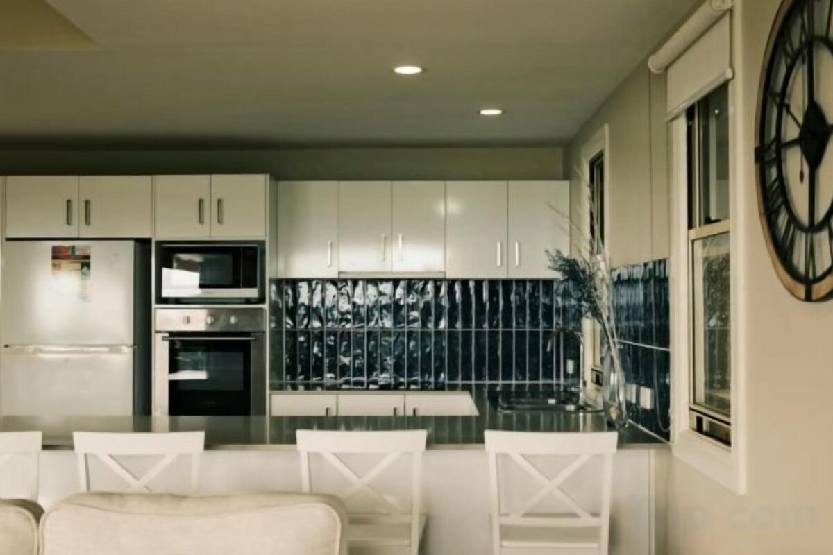 Private kitchen | Coffee/tea maker, full-size fridge, microwave, oven