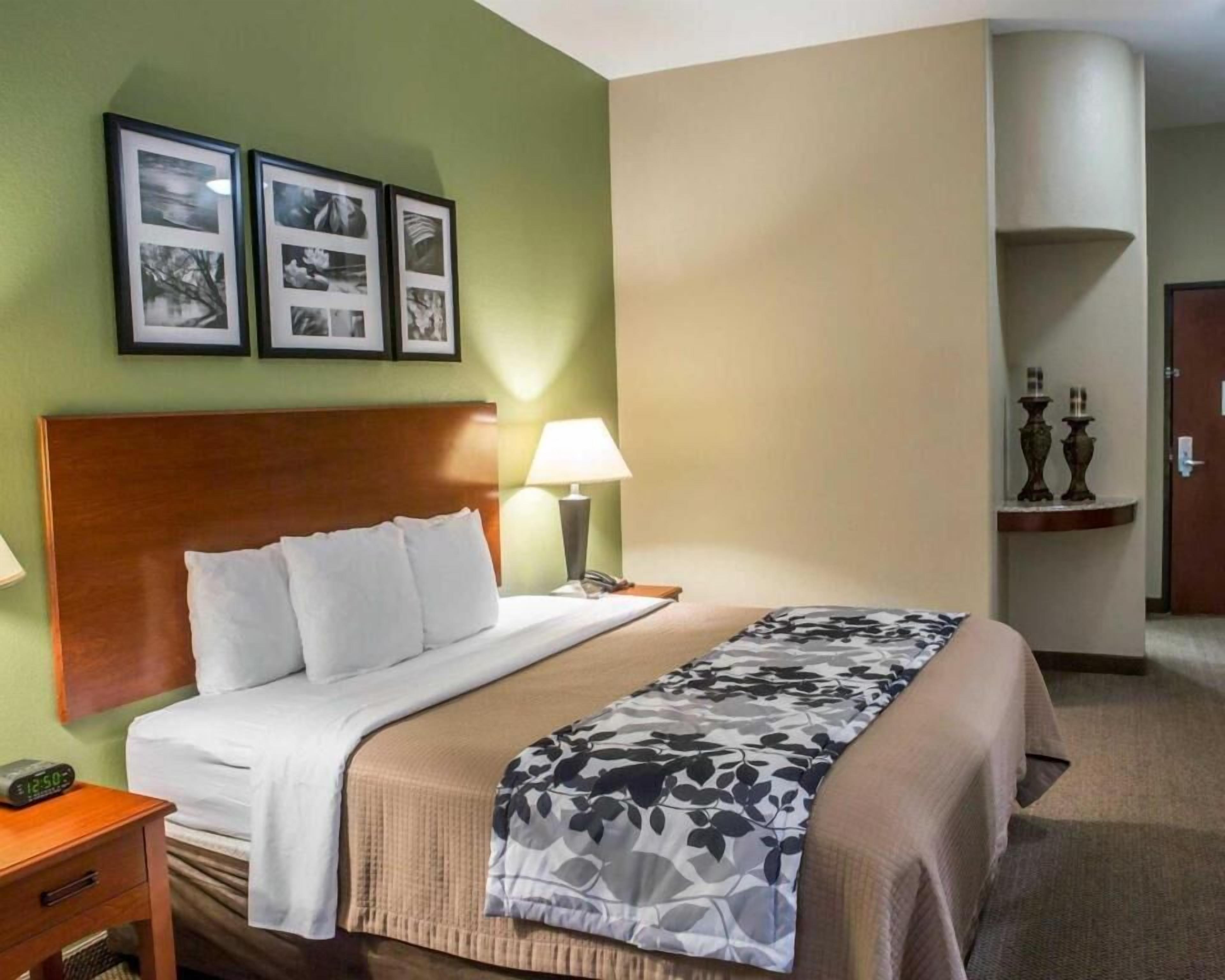 Premium bedding, in-room safe, individually decorated