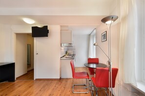 Desk, free WiFi, bed sheets - Swiss Star California (Zürich)